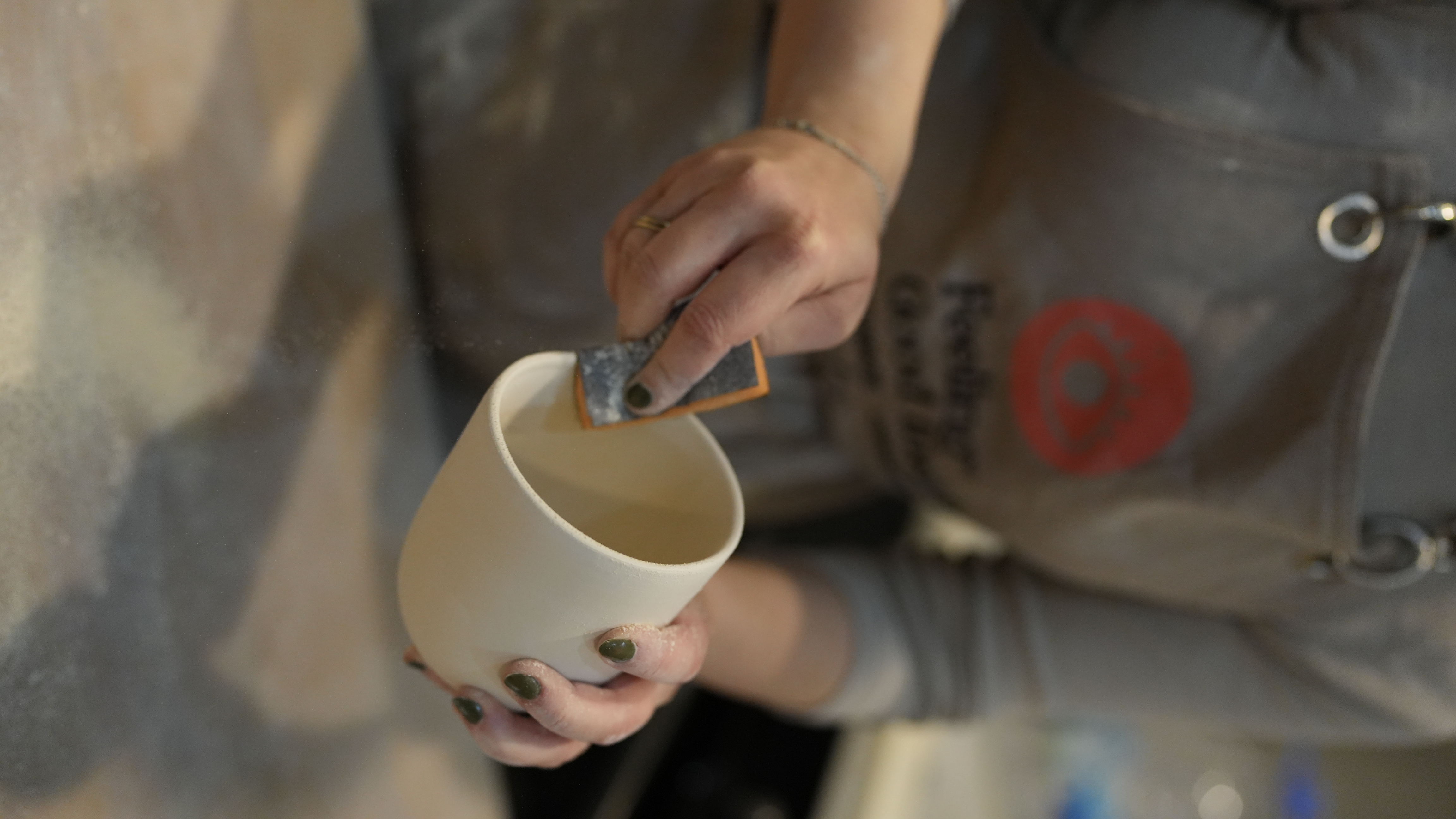 Ezgi atölyesinde seramik çalışması